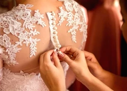 Đám cưới có người phụ nữ lạ đến giúp tôi sửa váy, mẹ chồng nhìn thấy mặt tái mét, thân phận cô ta còn làm tôi sốc hơn