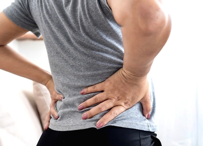 Đau lưng, tiểu són đề phòng sỏi thận