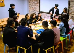 Đi họp lớp gặp lại lớp trưởng từng thích tôi, anh ta bao cả quán, mừng mỗi người 1 triệu, riêng tôi nhận phong bao kỳ lạ