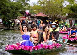 Đoàn phim Ấn Độ trầm trồ tham quan Ninh Bình, đường phố Hà Nội