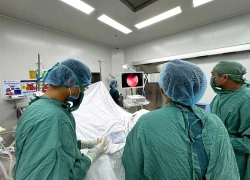 Nghĩ uống nhiều nước để trôi sỏi niệu, một phụ nữ nguy kịch