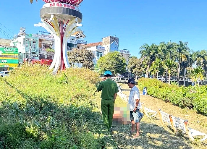 Người đàn ông tử vong bất thường bên bờ hồ, nằm nghiêng trên xe đạp