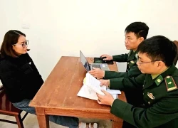 Người phụ nữ bị phát hiện giấu vàng trong tất khi qua biên giới