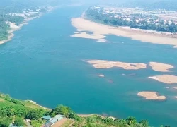 Sông Đà cạn nước, lộ cảnh hiếm gặp ở hạ lưu thủy điện Hòa Bình