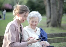 Tôi day dứt, thấy tội lỗi khi phải đưa cha mẹ vào sống ở viện dưỡng lão