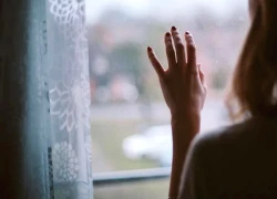 Tôi thấy chồng lén chụp ảnh bàn tay mình gửi cho ai đó, zoom vào mới biết sự thật kinh hoàng