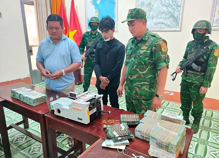 Vận chuyển 7 tỷ đồng qua biên giới, nam thanh niên 25 tuổi bị bắt giữ