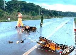 Hai xe máy tông nhau vỡ nát, 4 thanh thiếu niên thương vong