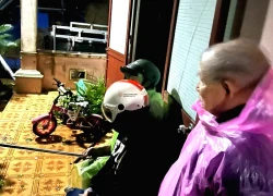 Mái tôn bị bão thổi bay, cả gia đình đội mũ bảo hiểm co cụm kêu cứu