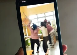 Thầy giáo nhắn tin thân mật với nữ sinh lớp 10 bị tạm đình chỉ dạy học