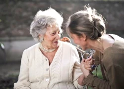 Tuổi già sống lặng lẽ, đến cuối tuần tôi chỉ mong đợi tiếng bước chân con