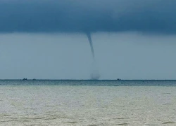 Vòi rồng xuất hiện trên biển Lâm Đồng