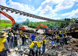 Đường ray sạt lở sâu 9m, ngành đường sắt ngừng chạy 45 chuyến tàu