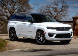 Hơn 320.000 xe Jeep hybrid bị triệu hồi vì lỗi pin điện cao áp