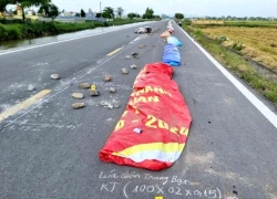 Khởi tố một phụ nữ ở Ninh Bình chặn đường phơi thóc khiến người đi xe máy tử vong