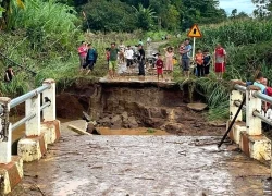 Sập cầu sau bão Kalmaegi