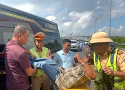 Tài xế có dấu hiệu đột quỵ khi chở khách trên cao tốc, nhiều người hoảng hốt