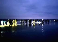 Chìm thuyền đánh cá, con trai thoát nạn, bố mất tích