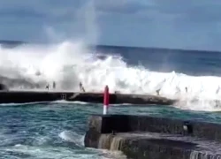 Đám đông tụ tập ở cầu cảng Tây Ban Nha ngắm sóng lớn, 3 người tử vong