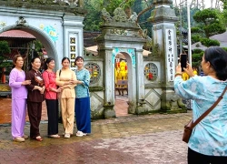 Du khách muôn phương hành hương về đền Chợ Củi ngày cuối tuần