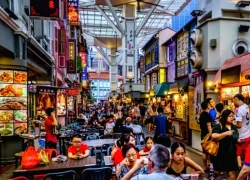 Khách Trung sốc vì chi tiêu ở Singapore quá đắt