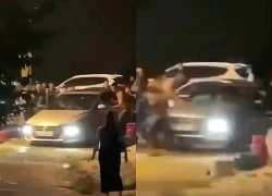 Vụ đám đông đập phá ô tô ở Nghệ An: Tài xế lái xe va chạm với nhiều người