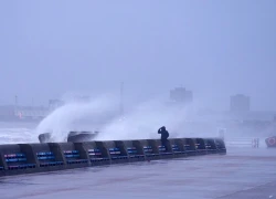 Anh cảnh báo lũ lụt, khuyến cáo hạn chế đi lại khi bão Claudia đổ bộ