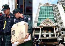 Cảnh sát mang nhiều thùng hồ sơ rời thẩm mỹ viện Mailisa sau 4 giờ làm việc