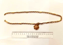 Cướp giật dây chuyền vàng của người phụ nữ đi bộ