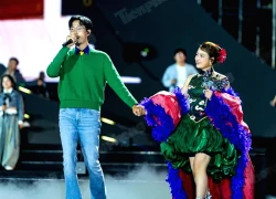 Đen nắm tay Hoàng Thùy Linh trước 30.000 khán giả ở Quảng Ninh