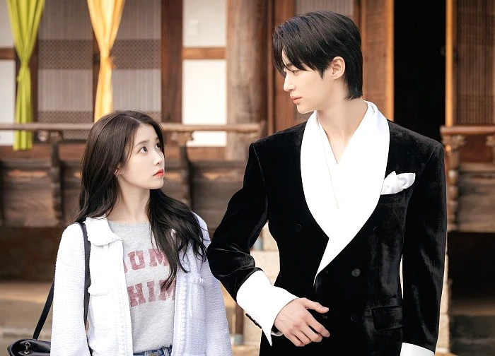 Đội ơn trời đất vì cặp đôi này đã yêu nhau: Nhà trai là hoàng tử cao sang quyền quý, nhà gái xinh yêu như em bé