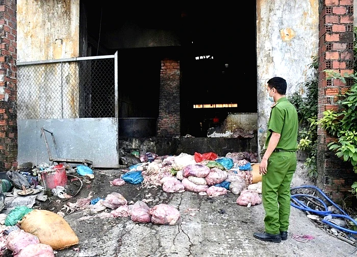 Phát hiện cơ sở chế biến mỡ động vật trái phép nằm trong nghĩa trang