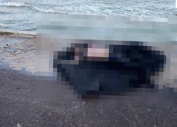 Phát hiện thi thể người đàn ông sau lưng có nhiều hình xăm dạt vào bờ biển