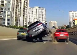 Tài xế ô tô con nghi buồn ngủ, lái xe chồm về phía trước, tông trúng 2 ô tô