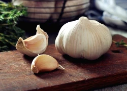 4 cách sử dụng tỏi hỗ trợ điều trị và phòng ngừa cúm A