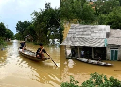 Bên trong ngôi làng bị cô lập triền miên bởi nước lụt