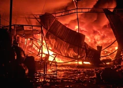 Cháy lớn tại kho phế liệu