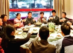 Đi họp lớp sau 45 năm, tôi bàng hoàng nhận ra 'sự thật' phía sau mỗi nụ cười