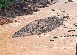 Dùng cano vượt dòng nước xiết giải cứu 2 người mắc kẹt gần thủy điện