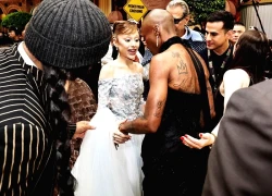 Kẻ quấy rối Ariana Grande trên thảm đỏ bị bỏ tù