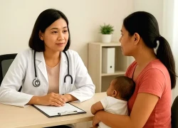 Mẹ nhiễm HIV: Nuôi con bằng sữa mẹ có kiểm soát hay sữa thay thế?