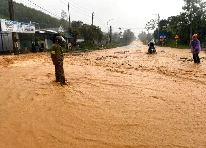 Mưa lớn, nước đổ về cuồn cuộn khiến đường Hồ Chí Minh ở Huế ngập sâu