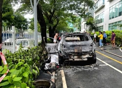 Ô tô 5 chỗ cháy trơ khung khi đang đậu trong chung cư ở TPHCM