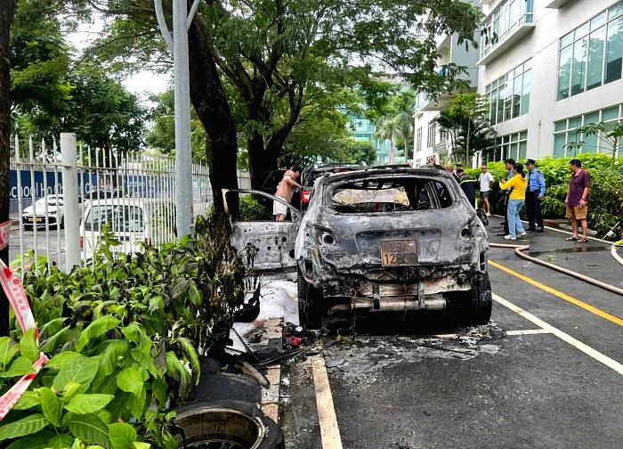 Ô tô 5 chỗ cháy trơ khung khi đang đậu trong chung cư ở TPHCM