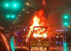 Ô tô bốc cháy ngùn ngụt giữa trời mưa ở Hà Nội
