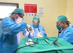 Tà áo dài cuốn vào bánh xe điện, nữ sinh 15 tuổi chấn thương sọ não