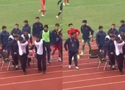 Văn Trường chấn thương, rời sân bằng cáng