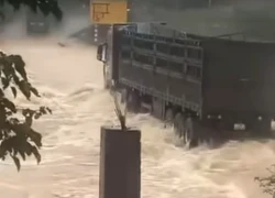 Xác minh danh tính tài xế lái xe tải vượt ngầm tràn bị lũ cuốn trôi