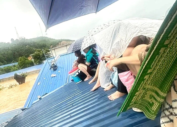 Ám ảnh đoạn clip không hình của 3 mẹ con ngồi trên nóc nhà cầu cứu suốt nhiều giờ