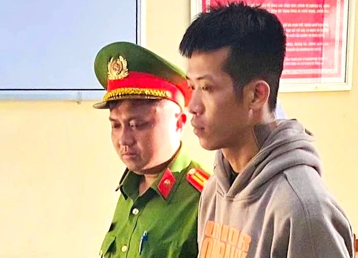 Bị đâm trọng thương vì đi tiểu trước nhà người khác